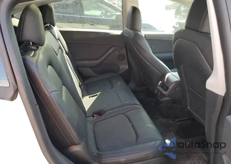 2022 Tesla Model Y z USA, uszkodzony, nr VIN 7SAYGAEE1NF344196